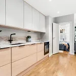 Modern - Luxury Neighborhood - 4 Pax Apartment *